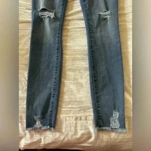 Madewell 9" High-Rise Skinny Jeans in Ontario Wash: Distressed-Hem Edition - Picture 11 of 12